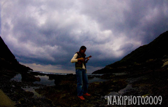 雨神ノ島＿”バリバリの浜辺で” by Asaco