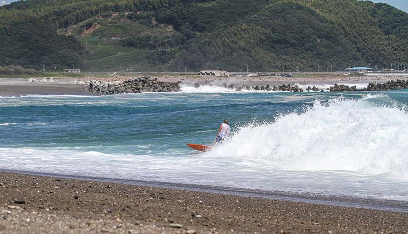 【サーフィン研究所：サーフランチ・プロ】イナズマウェイブ永遠の夏は、千葉に北からの風が吹く＿（２２６８文字）