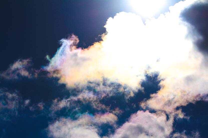 【サーフィン研究所】”Iridescent Dragon”彩雲の中の龍くん＿海面に宇宙を見た日＿（６８５文字）